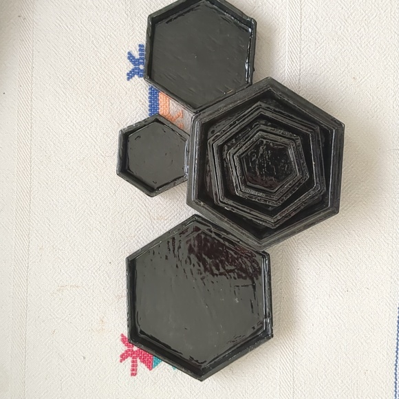 Hand-painted hexagonal nesting boxes - Picture 2 of 6